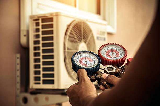 Professional Hvac technician working in La Jolla, CA